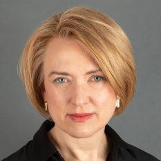 Deanna Finnman Headshot - cropped